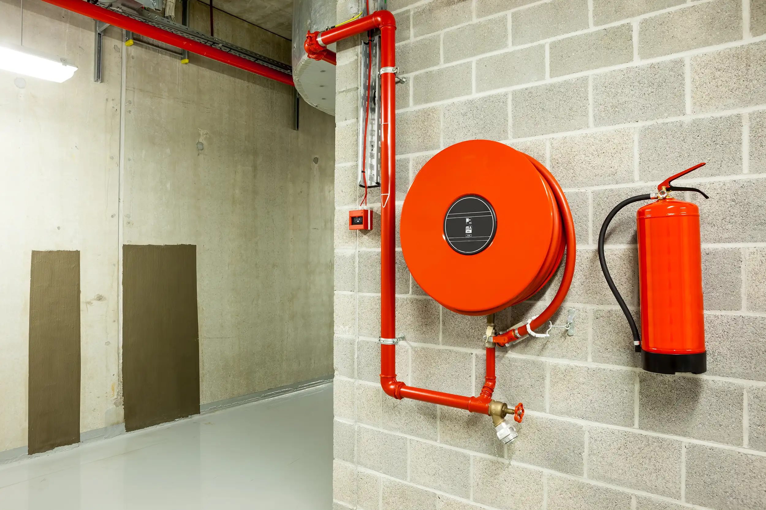 Brandhaspel aan de muur in een industriële ruimte