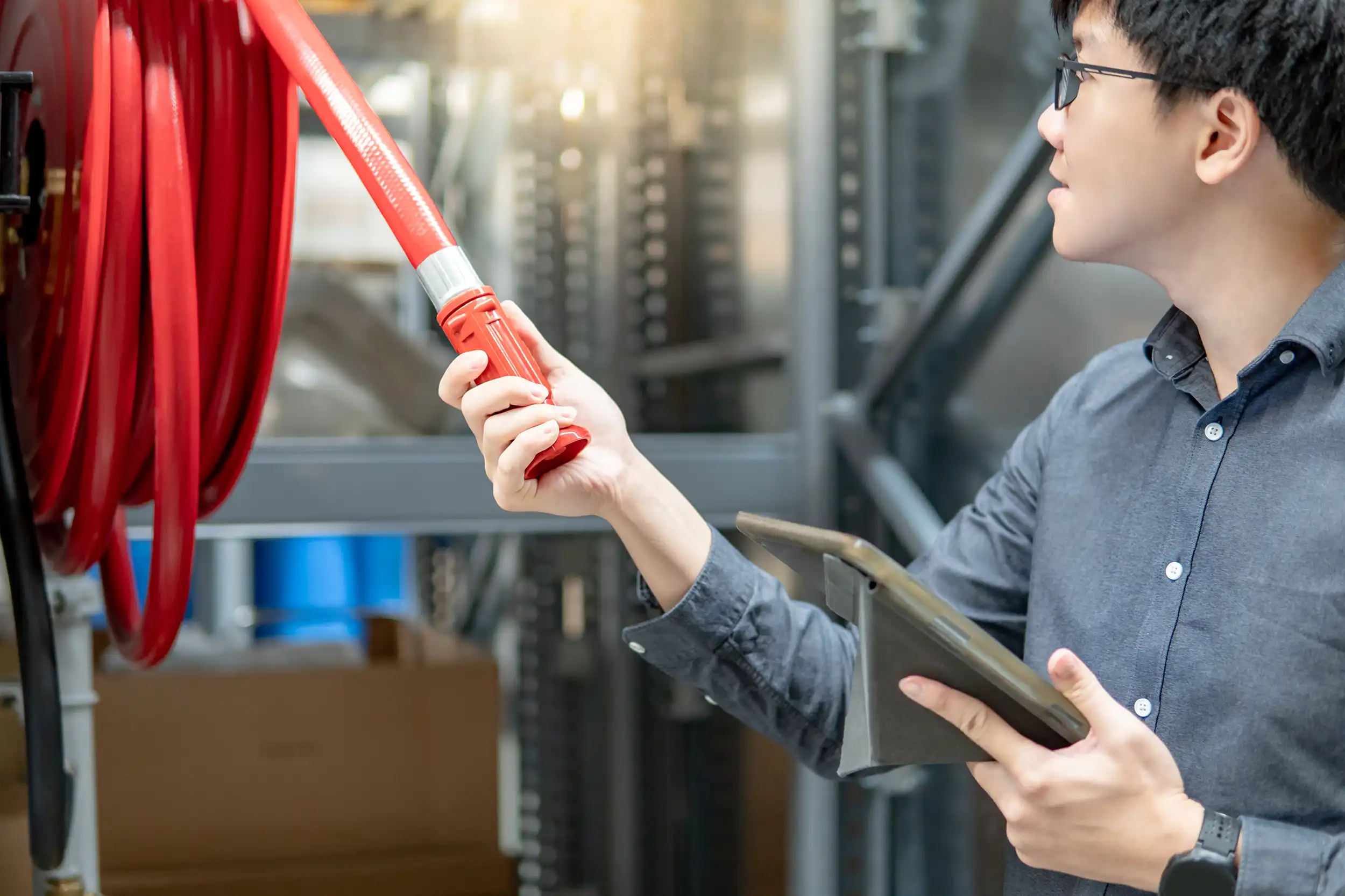 Keuring van een brandhaspel in een bedrijf
