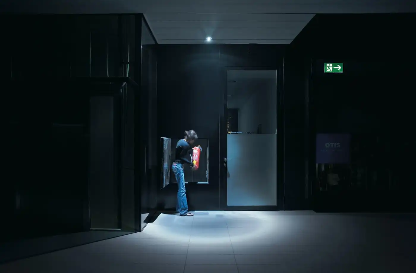 Keuring van een noodverlichtingsarmatuur in een bedrijf