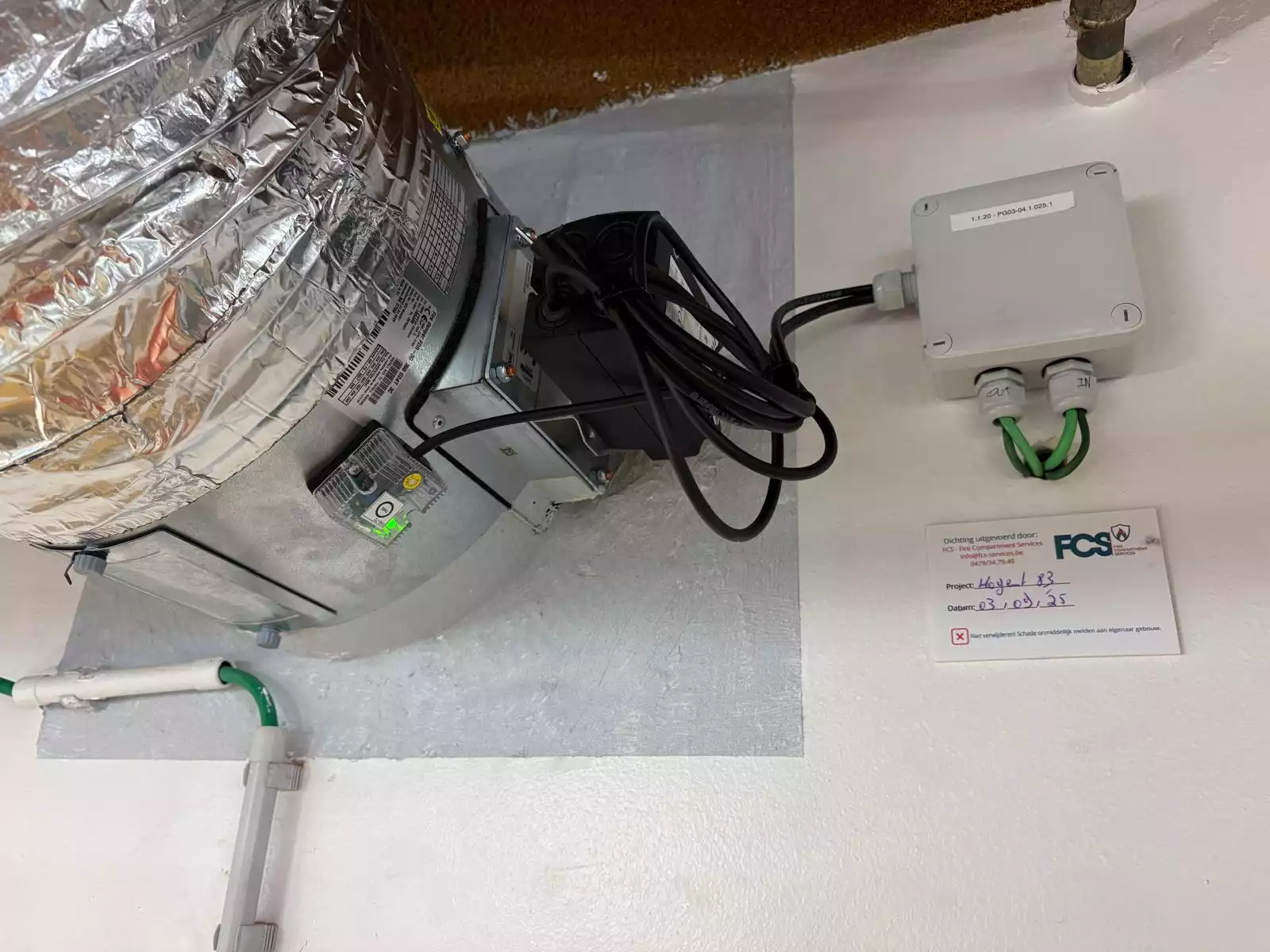 Brandwerend afgedichte technische schacht met kabels en leidingen