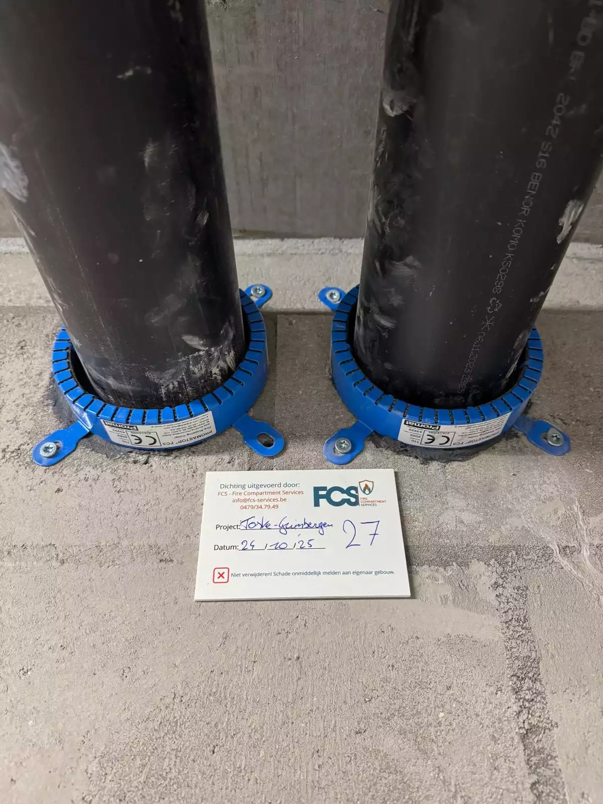 Afgedichte kabelschachten met identificatielabels in een datacenter